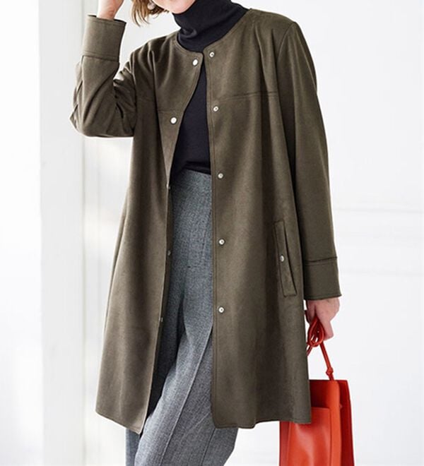 BELLUNA（ベルーナ）の「スエード調ノーカラーロング丈ジャケット（ノーカラージャケット）」｜カーキ