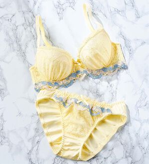YU'NOW（ユナウ）の「【デザイン豊富】大人ｓｗｅｅｔプチプラブラ＆ショーツセット（ブラジャー＆ショーツセット）」｜イエロー系スプリングフリル