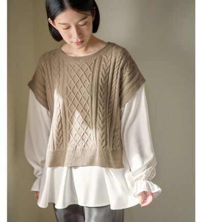 Viola e Viola（ヴィオラ エ ヴィオラ）の「１枚で重ね着が楽しめる！レイヤード風ケーブル編みニットトップス（ニット・セーター）」