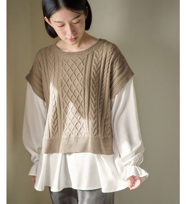 Viola e Viola（ヴィオラ エ ヴィオラ）の「１枚で重ね着が楽しめる！レイヤード風ケーブル編みニットトップス（ニット・セーター）」｜モカ系