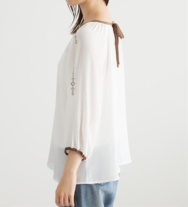 BELLUNA（ベルーナ）の「シフォン素材刺しゅうデザインブラウス（ブラウス）」｜詳細画像