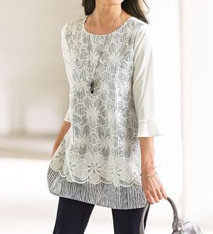 BELLUNA（ベルーナ）の「刺しゅうレース重ねデザインストライプチュニック（チュニック）」｜オフ白系