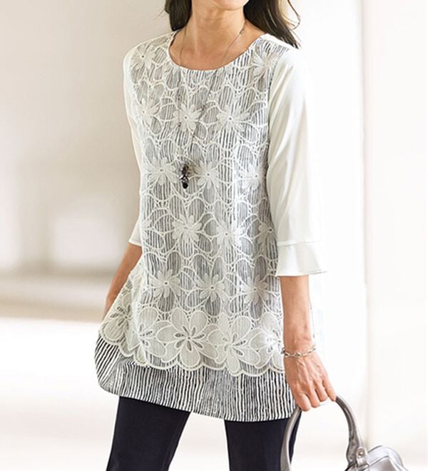 BELLUNA（ベルーナ）の「刺しゅうレース重ねデザインストライプチュニック（チュニック）」｜オフ白系
