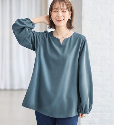 Viola e Viola（ヴィオラ エ ヴィオラ）の「らくキレイ　キーネックチュニックブラウスＴシャツ（チュニック）」
