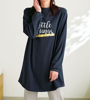 BELLUNA（ベルーナ）の「【メルティポンチ】プリントチュニック（チュニック）」｜ロゴ(ネイビ－)