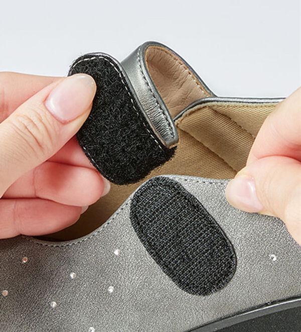 BELLUNA（ベルーナ）の「４Ｅ異素材使い甲ベルト付美脚シューズ（パンプス）」｜詳細画像