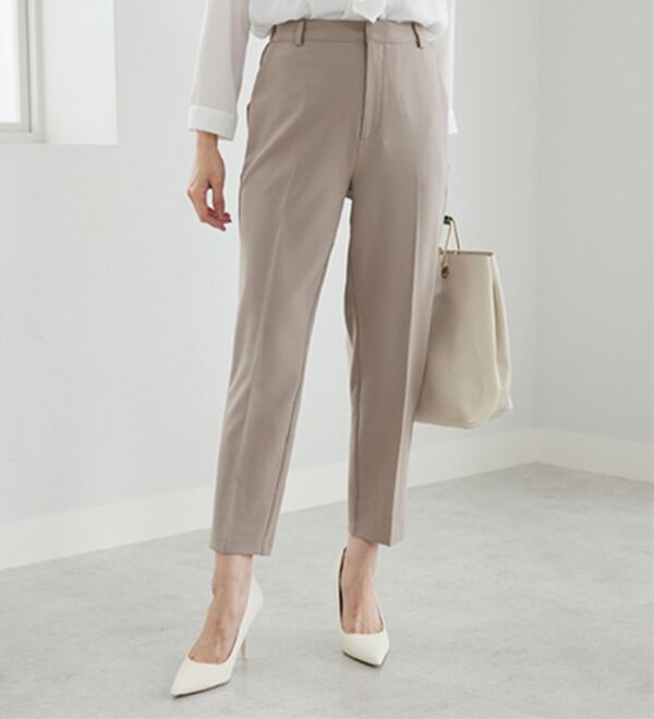 BELLUNA（ベルーナ）の「＜セレモニースタイル＞センタープレステーパードパンツ（テーパードパンツ）」｜グレージュ
