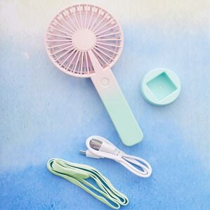 iellio（イエリオ）の「スリムグラデーションファン＜ハンディファン・ハンディ扇風機＞（扇風機・サーキュレーター）」｜ピンク&times;グリーン