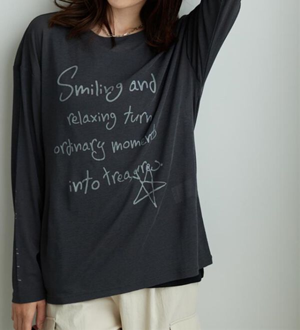 BELLUNA（ベルーナ）の「シアー素材ラクガキ風ロゴプルオーバー（カットソー）」｜詳細画像