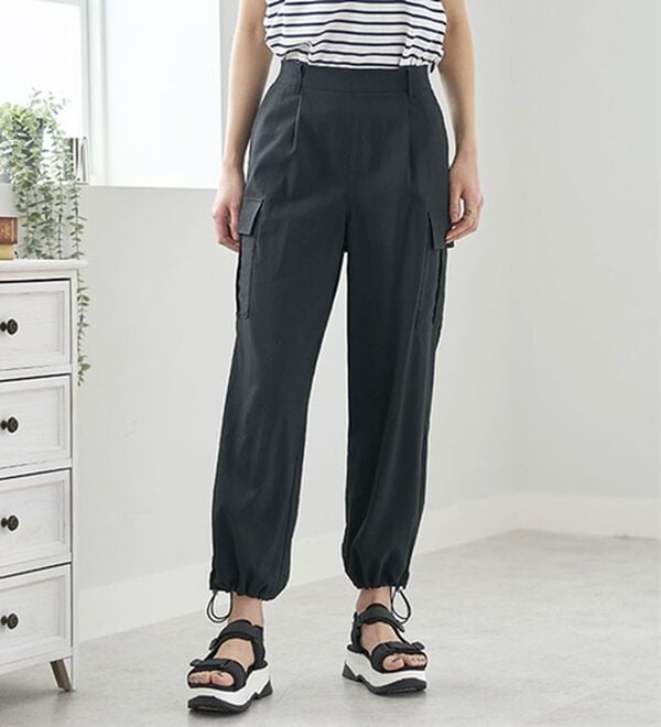 BELLUNA（ベルーナ）の「サラリ快適！ビンテージ調カーゴパンツ（その他パンツ）」｜黒