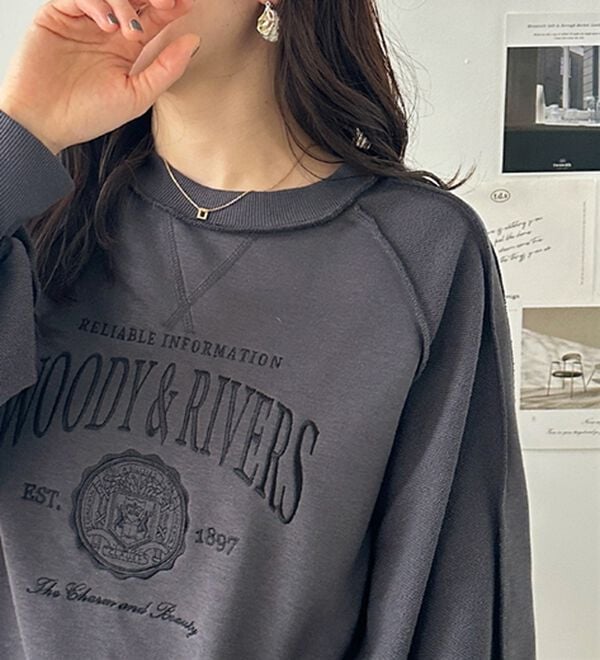 GeeRA（ジーラ）の「リメイク風刺しゅうロゴ裏毛スウェット（カットソー）」｜詳細画像