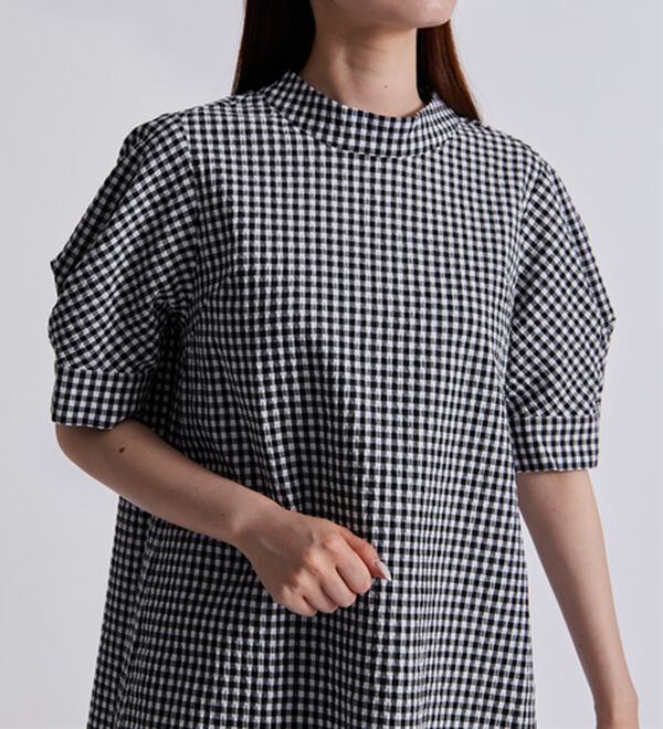 BELLUNA（ベルーナ）の「サッカー素材後ろボタンデザインブラウス（ブラウス）」｜詳細画像