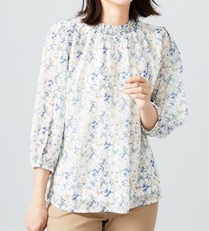 BELLUNA（ベルーナ）の「シフォン素材シャーリング使いブラウス（ブラウス）」｜アイボリー系花柄