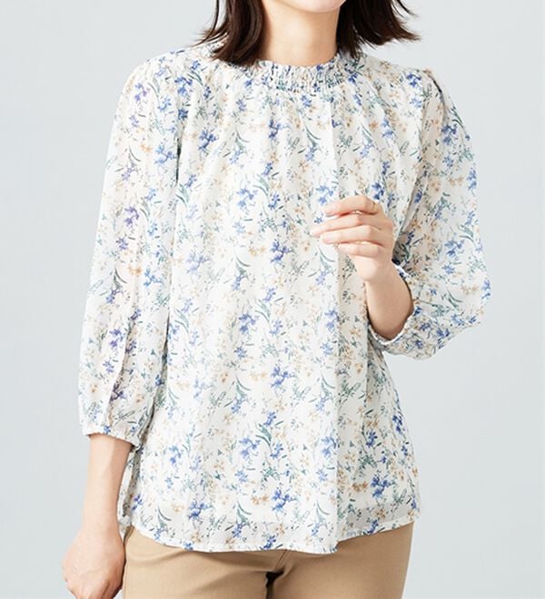 BELLUNA（ベルーナ）の「シフォン素材シャーリング使いブラウス（ブラウス）」｜アイボリー系花柄