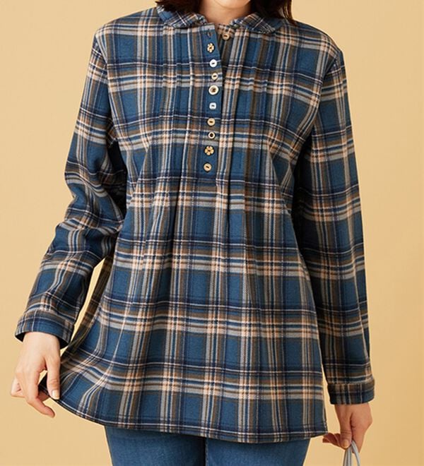 BELLUNA（ベルーナ）の「【ふわふわ裏ファー】パチパチしにくい裏ファーオーバーブラウス（ブラウス）」｜ターコイズ系