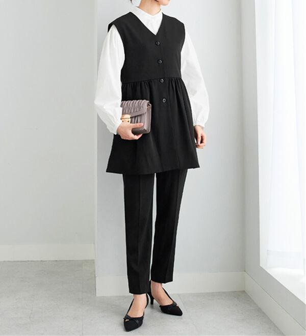 Viola e Viola（ヴィオラ エ ヴィオラ）の「【ブラウス付3点セット】コーデ決まるペプラムジレセットスーツ（パンツスーツ）」｜詳細画像