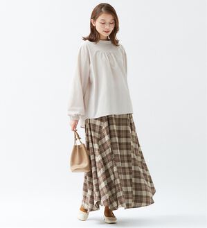 Viola e Viola（ヴィオラ エ ヴィオラ）の「バルーン袖スタンド衿ブラウス（ブラウス）」｜グレージュ