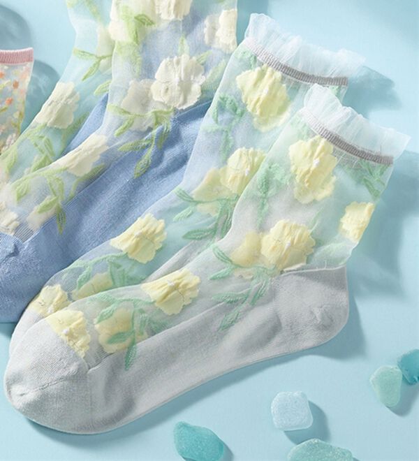 LAVIENNE（ラヴィエンヌ）の「華やかシアーソックス（靴下・ストッキング）」｜花グレー