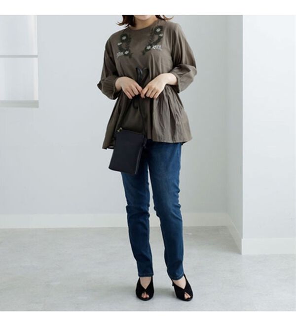 BELLUNA（ベルーナ）の「胸元刺しゅうデザインブラウス（ブラウス）」｜詳細画像