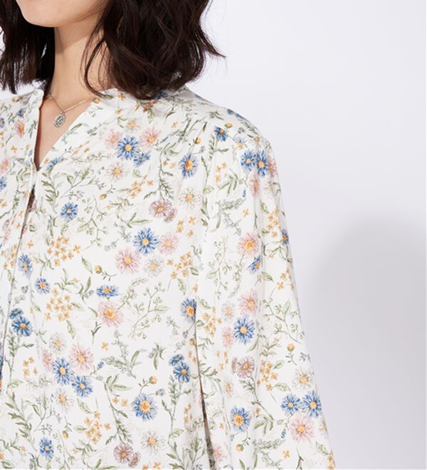 BELLUNA（ベルーナ）の「レーヨン素材ギャザー使いプリントブラウス（ブラウス）」｜詳細画像