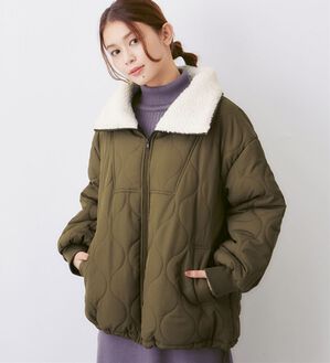 Viola e Viola（ヴィオラ エ ヴィオラ）の「衿ボア切替ウエーブキルトコート（ハーフコート）」｜カーキ