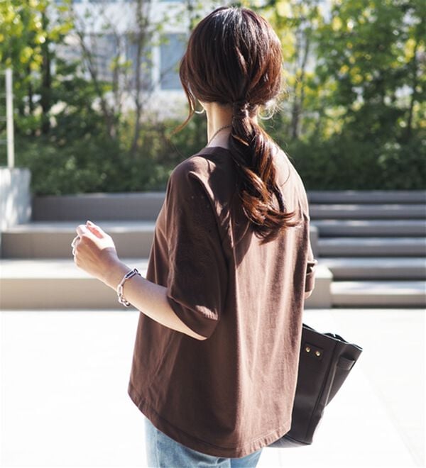 BELLUNA（ベルーナ）の「袖刺しゅうデザインＶネックプルオーバー（カットソー）」｜詳細画像