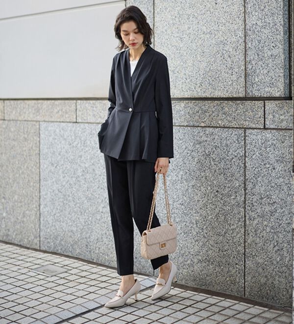 GeeRA（ジーラ）の「【２点セット】パールボタンペプラムプリーツテーパードセットアップ（パンツスーツ）」｜詳細画像