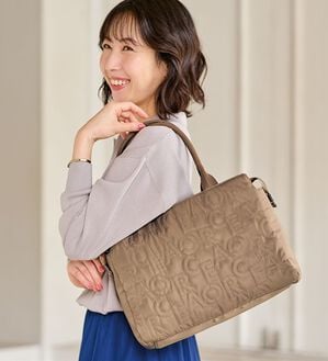 BELLUNA（ベルーナ）の「アルファベットキルティング手提げ（ハンドバッグ）」｜ベージュ