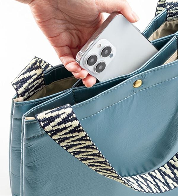 BELLUNA（ベルーナ）の「シャイニー素材のお洒落柄ハンドル手提げ（ハンドバッグ）」｜詳細画像