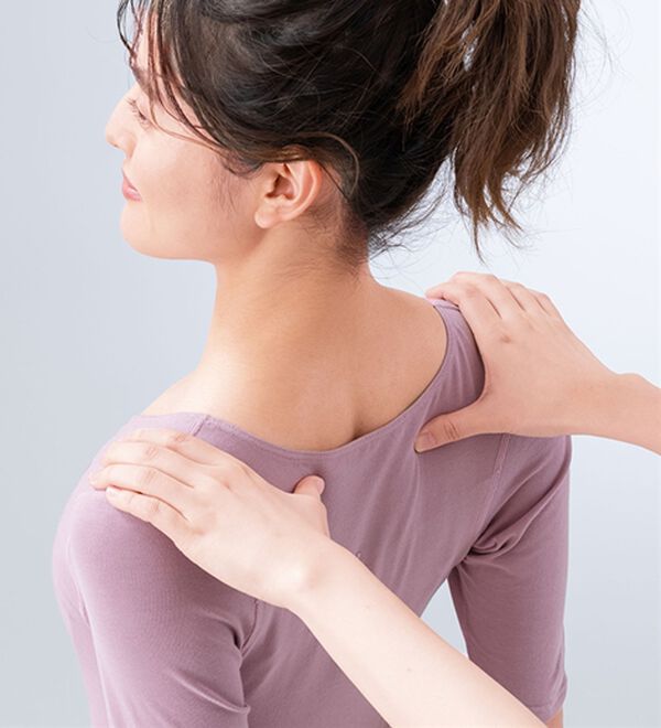 LAVIENNE（ラヴィエンヌ）の「スーッと猫背をケアするインナー５分袖（肌着・インナーウェア）」｜詳細画像