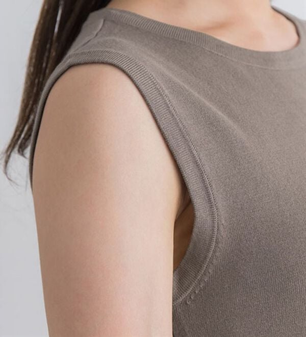 Pierrot（ピエロ）の「【洗濯機で洗える】ＯＮ／ＯＦＦシルクタッチノースリーブニット（ニット・セーター）」｜詳細画像