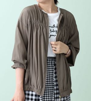 BELLUNA（ベルーナ）の「サテン素材ギャザー使いジャケット（ブルゾン）」｜詳細画像