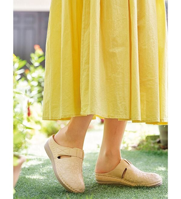 BELLUNA（ベルーナ）の「刺しゅうデザイン柔らかソールミュール（サンダル・ミュール）」｜詳細画像