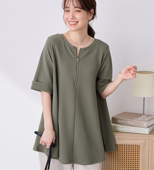 Viola e Viola（ヴィオラ エ ヴィオラ）の「ひんやり＆シワになりにくい　エンボス素材Ａラインチュニック（チュニック）」｜オリーブ