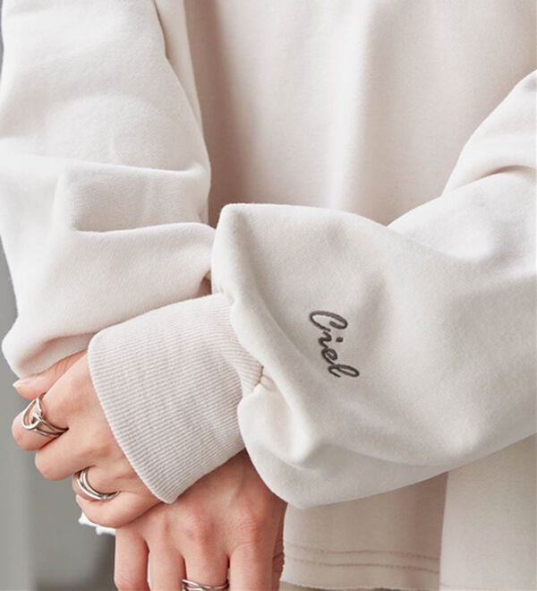 RANAN（ラナン）の「裏起毛Ｖネックロゴ刺しゅうスウェット（トレーナー・スウェット）」｜詳細画像