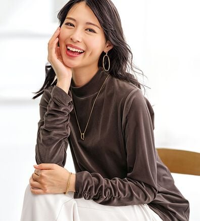 BELLUNA（ベルーナ）の「艶やかシアーベロア袖シャーリングプルオーバー（カットソー）」