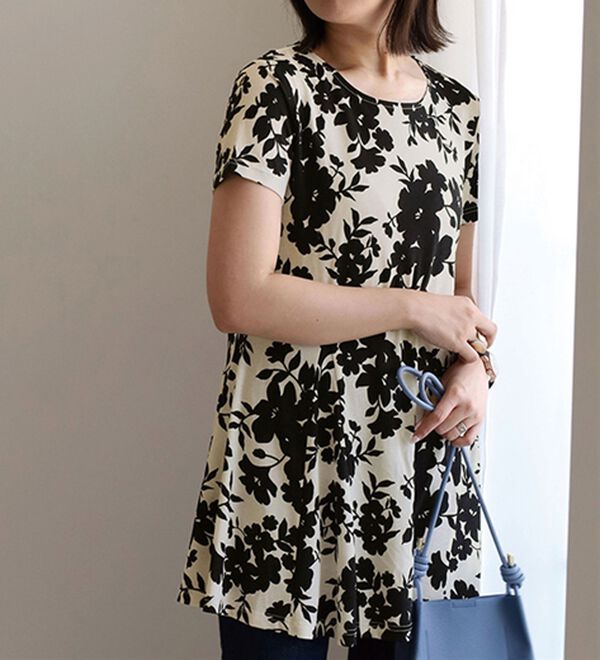BELLUNA（ベルーナ）の「【動画】フレアーシルエットプリントチュニック（チュニック）」｜モノトーン花柄