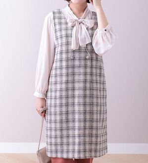 BELLUNA（ベルーナ）の「ツイード調ボタンデザインジャンパードレス（ジャンパースカート）」｜ベージュ系