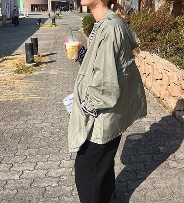 BELLUNA（ベルーナ）の「はっ水加工軽量パーカー（ポーチ付）（パーカー）」｜詳細画像