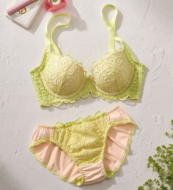 YU'NOW（ユナウ）の「レーシー脇高スッキリブラ＆ショーツ　～配色カラー～（ブラジャー＆ショーツセット）」｜ピスタチオ／ピーチ
