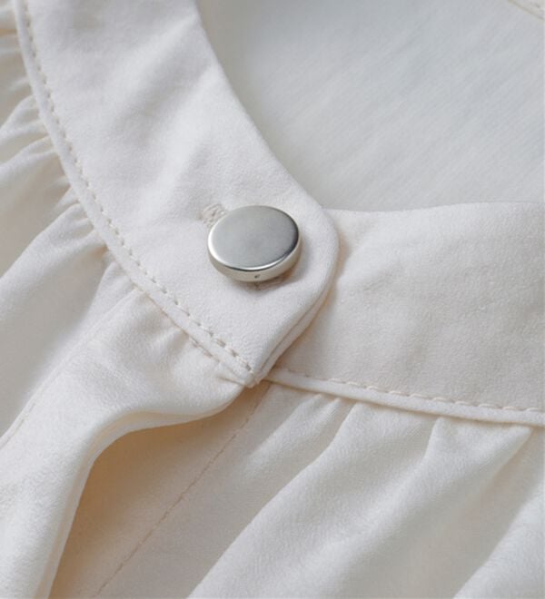 BELLUNA（ベルーナ）の「＜Ｃ／Ｓ＞サテン素材ギャザーデザインブラウス（ブラウス）」｜詳細画像