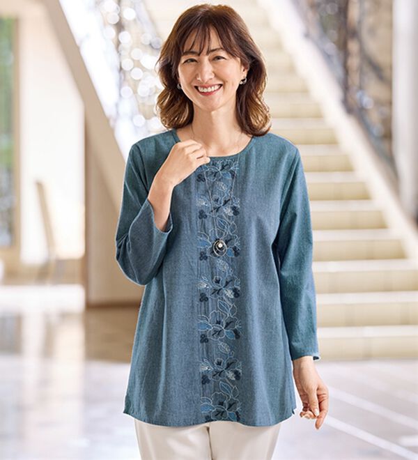 BELLUNA（ベルーナ）の「《友達に差をつける！》杢調シャンブレー刺しゅう切替アンサンブル（ブラウス）」｜詳細画像