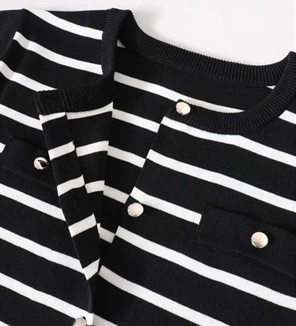 Pierrot（ピエロ）の「上品見えスポンジニットゴールドボタンカーディガン（ニットカーディガン）」｜詳細画像