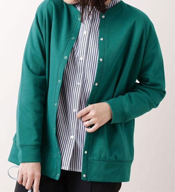 BELLUNA（ベルーナ）の「ボタンデザインクルーネックカーディガン（ニットカーディガン）」｜グリーン