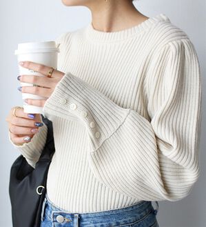 GeeRA（ジーラ）の「パフスリーブ袖ボタン着回しリブニット（ニット・セーター）」｜オフホワイト