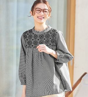 Viola e Viola（ヴィオラ エ ヴィオラ）の「サークル刺しゅうフリル衿ブラウス（ブラウス）」｜詳細画像