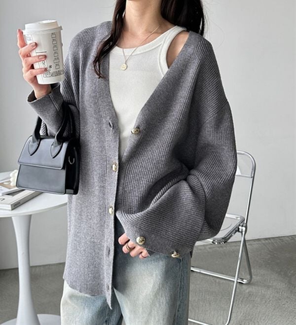 GeeRA（ジーラ）の「畦編みＶネックゴールドボタンカーディガン（その他カーディガン）」｜詳細画像