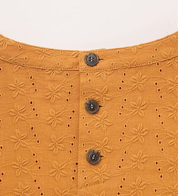 VINNO（ヴィノ）の「綿１００％小花刺しゅうゆったりブラウス（ブラウス）」｜詳細画像