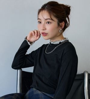 BELLUNA（ベルーナ）の「重ね着風フリル衿プルオーバー（カットソー）」｜黒&times;杢グレー