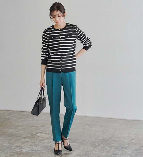 Pierrot（ピエロ）の「上品見えスポンジニットゴールドボタンカーディガン（ニットカーディガン）」｜詳細画像